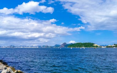 Güzel manzara Panorama Sahili Su Dalgaları Kayalar Dağlar ve Flamengo Plajı 'ndan Niteroi Tepeleri Rio de Janeiro Brezilya.