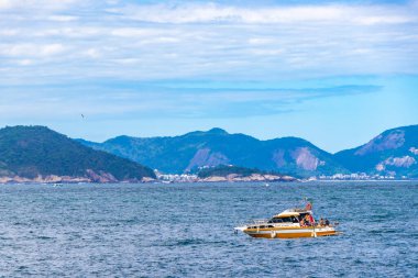 Rio de Janeiro Eyaleti Rio de Janeiro Brezilya 'da, Urca Red Beach Tropikal Cenneti Mavi Turkuaz Su Dalgaları Palmiye Ağaçları Kayalık Tepeler Kayalık Tepeler Sahil Kumu ve Beyaz Sahil Kumu.