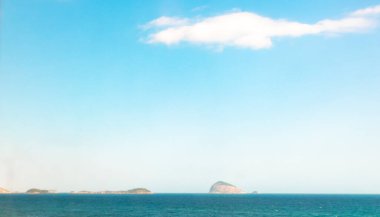 Rio de Janeiro Eyaleti Rio de Janeiro Brezilya 'da Mavi Turkuaz Su Dalgaları Kayalık Tepeleri ve Adaları ile Barra da Tijuca Plajı Tropikal Cenneti.