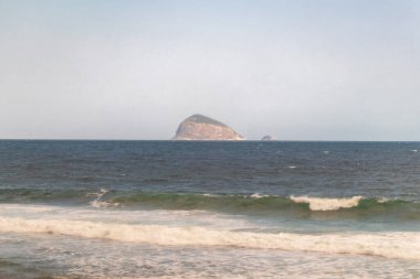 Rio de Janeiro Eyaleti Rio de Janeiro Brezilya 'da Mavi Turkuaz Su Dalgaları Kayalık Tepeleri ve Adaları ile Barra da Tijuca Plajı Tropikal Cenneti.
