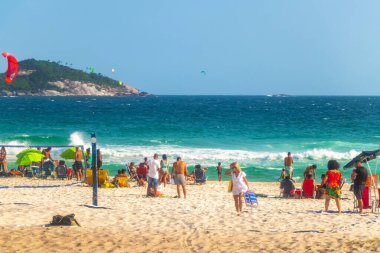 Rio de Janeiro Eyaleti Rio de Janeiro Brezilya 12. Ekim 2020 Barra da Tijuca Plajı Tropikal Cenneti Gezici Güverte Mavi Turkuaz Palmiye ağaçları ve Beyaz Kumsal Kumu ile.