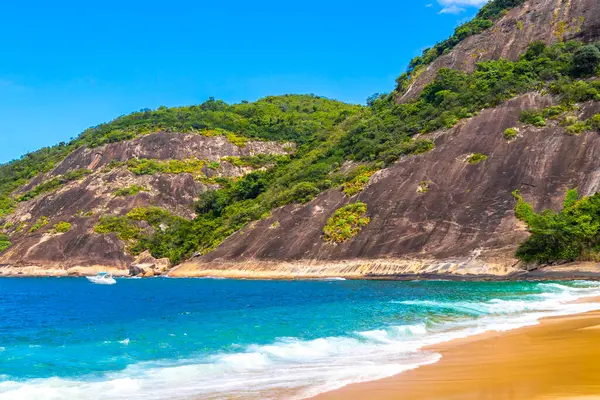 Rio de Janeiro Eyaleti Rio de Janeiro Brezilya 17. Ekim 2020 Urca Red Beach Tropikal Cenneti Mavi Turkuaz Su Palmiye Tepesi Kayalıkları ve Brezilya 'da Birçok Turist.