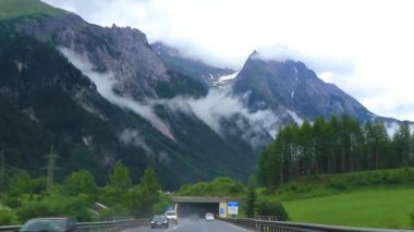 Alps Vorarlberg Avusturya 12. Temmuz 2019 Alp Vorarlberg Avusturya 'daki dağlarda bir tünelden geçerken..