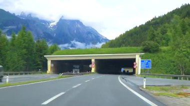 Alps Vorarlberg Avusturya 12. Temmuz 2019 Alp Vorarlberg Avusturya 'daki dağlarda bir tünelden geçerken..