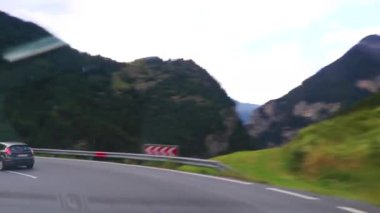 Alpler Tyrol Avusturya 12. Temmuz 2019 'da, yeşil tarlalar, arabalar ve Avusturya Alpleri' ndeki mavi gökyüzü ile otoyol üzerindeki bir dağ manzarası dağlarının içinden geçerken..