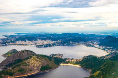 Rio de Janeiro Gündoğumu Günbatımı Panorama City Skyline Plaj Sahili Sahil Dağları Tropikal Orman ve Mavi Bulutlu Gökyüzü Rio de Janeiro Brezilya.