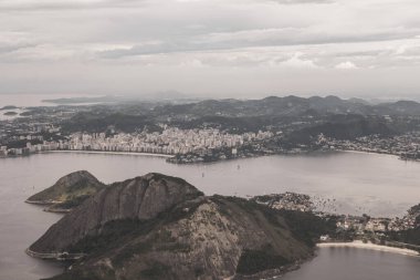 Rio de Janeiro Gündoğumu Günbatımı Panorama City Skyline Plaj Sahili Sahil Dağları Tropikal Orman ve Mavi Bulutlu Gökyüzü Rio de Janeiro Brezilya.