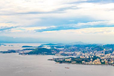 Rio de Janeiro Gündoğumu Günbatımı Panorama City Skyline Plaj Sahili Sahil Dağları Tropikal Orman ve Mavi Bulutlu Gökyüzü Rio de Janeiro Brezilya.