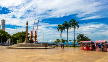 Rio de Janeiro Eyaleti Rio de Janeiro Brezilya 11. Aralık 2020 'de Rio de Janeiro Brezilya' daki sahil ve kıyı şeridi kaldırım rıhtımı liman tekneleri ve turist dükkanlarıyla.