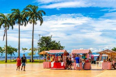 Rio de Janeiro Eyaleti Rio de Janeiro Brezilya 11. Aralık 2020 'de Rio de Janeiro Brezilya' daki sahil ve kıyı şeridi kaldırım rıhtımı liman tekneleri ve turist dükkanlarıyla.