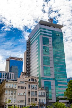 Rio de Janeiro Eyaleti Rio de Janeiro Brezilya 11. Aralık 2020 Şehir Centro Sokak Yolu Şehir Merkezi ve Skyline Panorama Gökdelenler Binası Arabalar ve Brezilya 'daki İnsanlar.