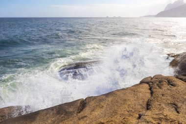 Ipanema Plajı Tropikal Cenneti Mavi Turkuaz Su Dalgaları Denizi ve Rio de Janeiro Eyaleti 'ndeki Boulders Kayalıkları.