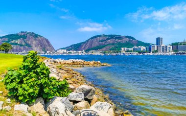Botafogo Flamengo ve Rio de Janeiro Brezilya 'daki Urca köyünün sahil manzarası ve şehir manzarası.