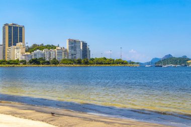 Botafogo Flamengo ve Rio de Janeiro Brezilya 'daki Urca köyünün sahil manzarası ve şehir manzarası.