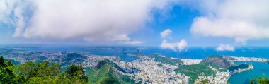 Rio de Janeiro Panorama City Skyline Plaj Sahili Dağları Tropikal Orman ve Mavi Bulutlu Gökyüzü Rio de Janeiro Brezilya.