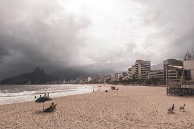 Rio de Janeiro Eyaleti Rio de Janeiro Brezilya 10. Ekim 2010 Ipanema Plajı Tropikal Cenneti İki Kardeşler Tepesi Mavi Turkuaz Suyu ve Brezilya 'da Kara Fırtına Yağmurlu Bulutları.