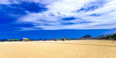 Rio de Janeiro Eyaleti Rio de Janeiro Brezilya 11. Ekim 2020 Copacabana ve Leme Plajı Tropikal Cenneti Dalgalar Kum İnsanları Turizm Şemsiyeleri ve Brezilya 'da güneş pansiyonları.