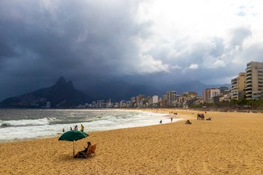 Rio de Janeiro Eyaleti Rio de Janeiro Brezilya 10. Ekim 2010 Ipanema Plajı Tropikal Cenneti İki Kardeşler Tepesi Mavi Turkuaz Suyu ve Brezilya 'da Kara Fırtına Yağmurlu Bulutları.