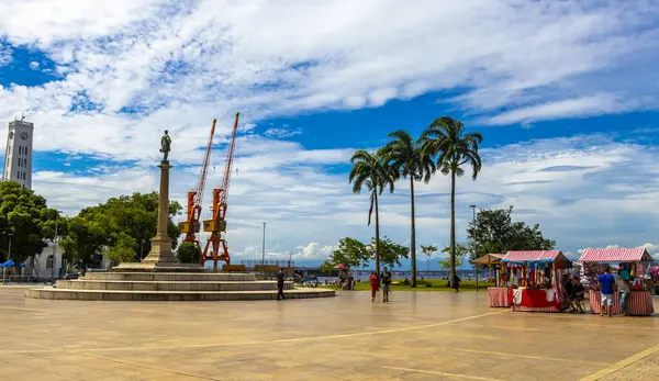 Rio de Janeiro Eyaleti Rio de Janeiro Brezilya 11. Aralık 2020 'de Rio de Janeiro Brezilya' daki sahil ve kıyı şeridi kaldırım rıhtımı liman tekneleri ve turist dükkanlarıyla.
