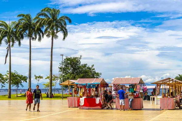 Rio de Janeiro Eyaleti Rio de Janeiro Brezilya 11. Aralık 2020 'de Rio de Janeiro Brezilya' daki sahil ve kıyı şeridi kaldırım rıhtımı liman tekneleri ve turist dükkanlarıyla.