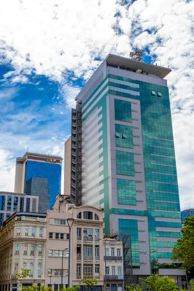 Rio de Janeiro Eyaleti Rio de Janeiro Brezilya 11. Aralık 2020 Şehir Centro Sokak Yolu Şehir Merkezi ve Skyline Panorama Gökdelenler Binası Arabalar ve Brezilya 'daki İnsanlar.