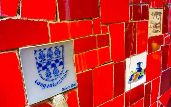 Rio de Janeiro Eyaleti Rio de Janeiro Brezilya 08. Aralık 2020 'de Escadaria Selaron, Rio de Janeiro Brezilya' daki Alman mozaik detaylarıyla dolu kırmızı ünlü merdiven basamakları..
