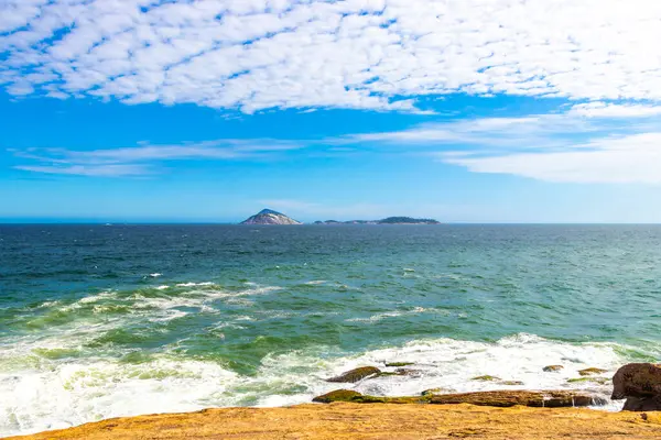 Rio de Janeiro Eyaleti Rio de Janeiro Brezilya 'da Mavi Turkuaz Su Dalgaları ile Ipanema Plajı Tropikal Cenneti.