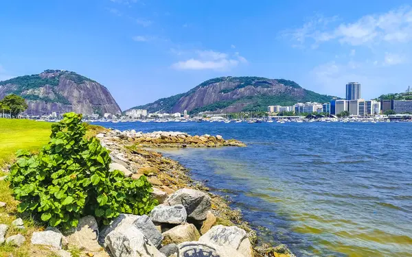 Botafogo Flamengo ve Rio de Janeiro Brezilya 'daki Urca köyünün sahil manzarası ve şehir manzarası.