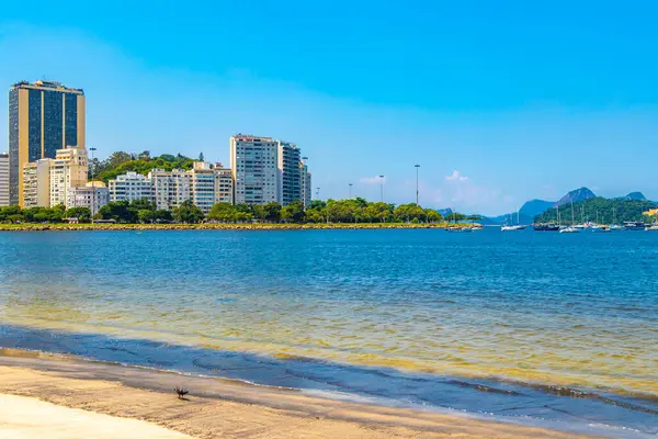 Botafogo Flamengo ve Rio de Janeiro Brezilya 'daki Urca köyünün sahil manzarası ve şehir manzarası.