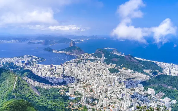 Rio de Janeiro Panorama City Skyline Plaj Sahili Dağları Tropikal Orman ve Mavi Bulutlu Gökyüzü Rio de Janeiro Brezilya.