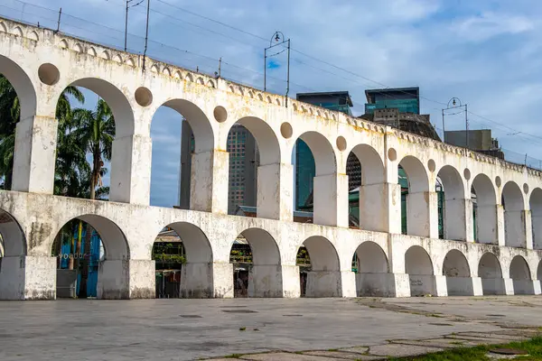 Rio de Janeiro Eyaleti Rio de Janeiro Brezilya 12. Ekim 2020 Arcos da Lapa Köprüsü ve Şehir Sokakları Kemerli mavi bulutlu gökyüzü Arabaları ve Brezilya 'daki İnsanlar.