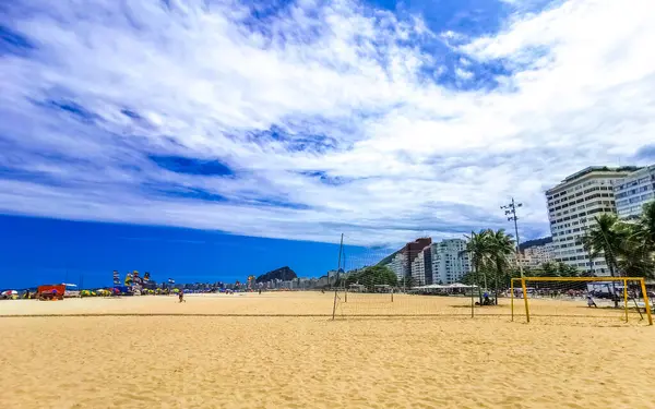 Rio de Janeiro Eyaleti Rio de Janeiro Brezilya 11. Ekim 2020 Copacabana ve Leme Plajı Tropikal Cenneti Dalgalar Kum İnsanları Turizm Şemsiyeleri ve Brezilya 'da güneş pansiyonları.