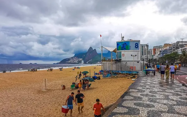 Rio de Janeiro Eyaleti Rio de Janeiro Brezilya 10. Ekim 2010 Ipanema Plajı Tropikal Cenneti İki Kardeşler Tepesi Mavi Turkuaz Suyu ve Brezilya 'da Kara Fırtına Yağmurlu Bulutları.
