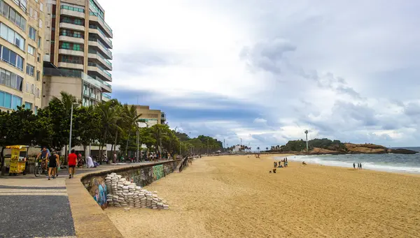 Rio de Janeiro Eyaleti Rio de Janeiro Brezilya 10. Ekim 2010 Ipanema Plajı Tropikal Cenneti İki Kardeşler Tepesi Mavi Turkuaz Suyu ve Brezilya 'da Kara Fırtına Yağmurlu Bulutları.
