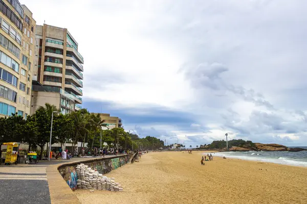 Rio de Janeiro Eyaleti Rio de Janeiro Brezilya 10. Ekim 2010 Ipanema Plajı Tropikal Cenneti İki Kardeşler Tepesi Mavi Turkuaz Suyu ve Brezilya 'da Kara Fırtına Yağmurlu Bulutları.