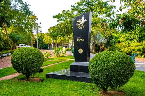 Pattaya Chon Buri Tayland 27 numara. Ekim 2018 Güneydoğu Asya 'daki Pattaya Bang Lamung Amphoe Chon Buri Tayland' daki tropikal bir parktaki Siyah mermer barış heykeli heykeli..