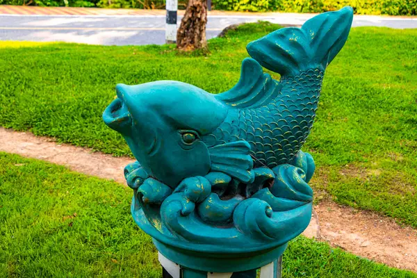 Pattaya Chon Buri Tayland 27 numara. Ekim 2018 Güneydoğu Asya 'daki Pattaya Bang Lamung Amphoe Chon Buri Tayland' daki tropikal bir parkta balık heykeli..
