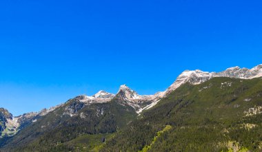 Dağ ve dağlık arazi dağları Alpler 'de kar, doğa ve mavi gökyüzü ile kayalar ve tepeler Tyrol Avusturya.