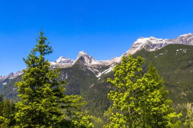 Dağ ve dağlık arazi dağları Alpler 'de kar, doğa ve mavi gökyüzü ile kayalar ve tepeler Tyrol Avusturya.