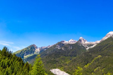 Dağ ve dağlık arazi dağları Alpler 'de kar, doğa ve mavi gökyüzü ile kayalar ve tepeler Tyrol Avusturya.