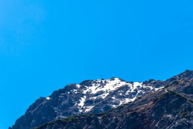 Dağ ve dağlık arazi dağları Alpler 'de kar, doğa ve mavi gökyüzü ile kayalar ve tepeler Tyrol Avusturya.
