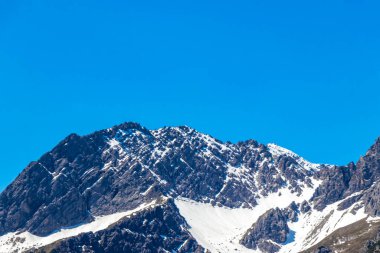 Dağ ve dağlık arazi dağları Alpler 'de kar, doğa ve mavi gökyüzü ile kayalar ve tepeler Tyrol Avusturya.