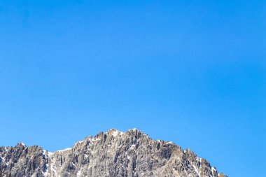 Dağ ve dağlık arazi dağları Alpler 'de kar, doğa ve mavi gökyüzü ile kayalar ve tepeler Tyrol Avusturya.