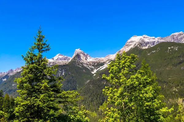 Dağ ve dağlık arazi dağları Alpler 'de kar, doğa ve mavi gökyüzü ile kayalar ve tepeler Tyrol Avusturya.