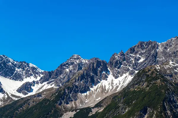 Dağ ve dağlık arazi dağları Alpler 'de kar, doğa ve mavi gökyüzü ile kayalar ve tepeler Tyrol Avusturya.