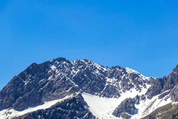 Dağ ve dağlık arazi dağları Alpler 'de kar, doğa ve mavi gökyüzü ile kayalar ve tepeler Tyrol Avusturya.