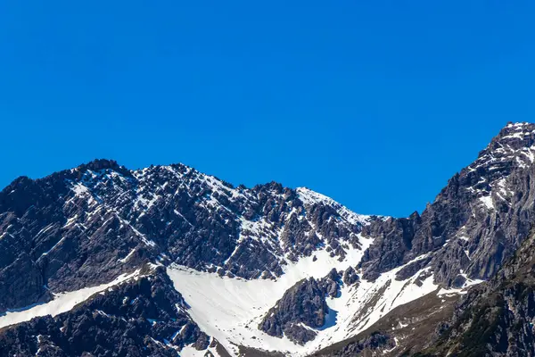 Dağ ve dağlık arazi dağları Alpler 'de kar, doğa ve mavi gökyüzü ile kayalar ve tepeler Tyrol Avusturya.