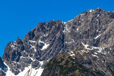 Dağ ve dağlık arazi dağları Alpler 'de kar, doğa ve mavi gökyüzü ile kayalar ve tepeler Tyrol Avusturya.