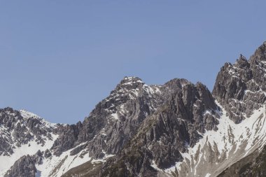 Dağ ve dağlık arazi dağları Alpler 'de kar, doğa ve mavi gökyüzü ile kayalar ve tepeler Tyrol Avusturya.