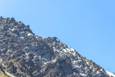 Dağ ve dağlık arazi dağları Alpler 'de kar, doğa ve mavi gökyüzü ile kayalar ve tepeler Tyrol Avusturya.